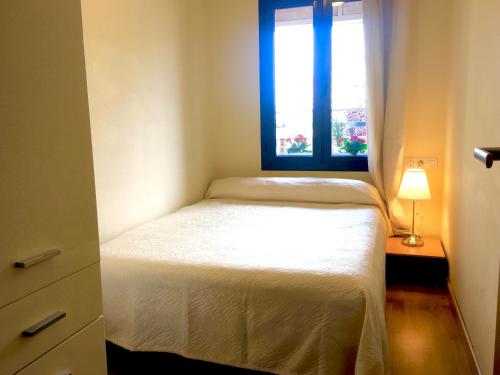 バレンシアにあるSun Apartament Valencia @ City Arts & Sciences + Parkingの小さなベッドルーム(ベッド1台、窓付)