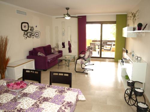 Bahia de CasaresにあるCasares Beach for Relaxのリビングルーム(テーブル、紫色のソファ付)