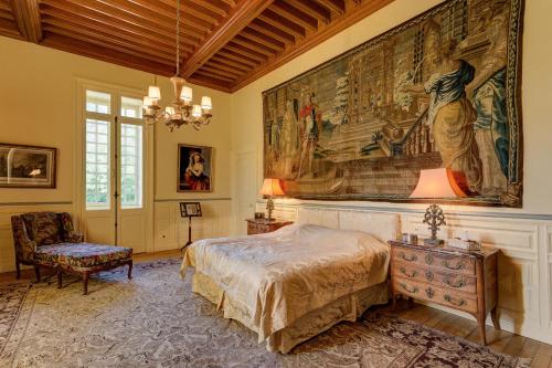 TocquevilleにあるChâteau de Tocquevilleの大きな絵画が壁に描かれたベッドルーム