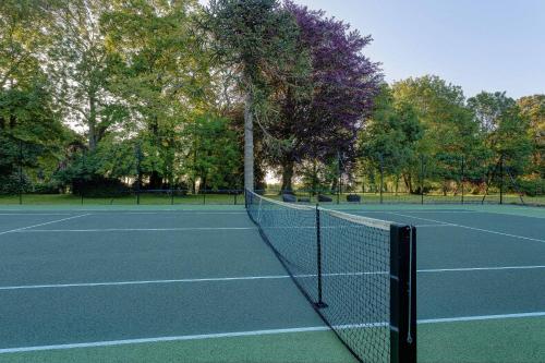 a tennis net on a tennis court at Château de Tocqueville in Tocqueville