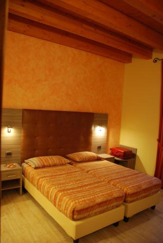 a bedroom with a large bed in a room at Agriturismo Le Risaie in Basiglio