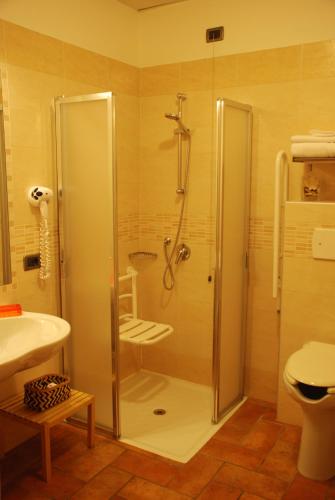 a bathroom with a shower and a toilet and a sink at Agriturismo Le Risaie in Basiglio