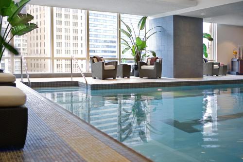 uma piscina num hotel com cadeiras e um edifício em Trump International Hotel & Tower Chicago em Chicago