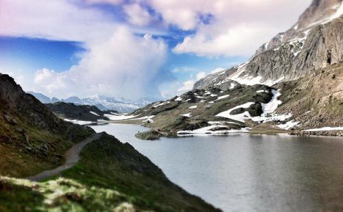 un lac au milieu d'une montagne dans l'établissement Superbe appart 4/5p balcon plein sud, vue exceptionnelle, retour ski aux pieds, à L'Alpe-d'Huez
