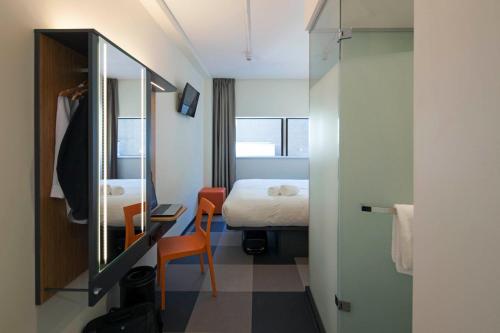 Letto o letti in una camera di easyHotel The Hague Scheveningen Beach