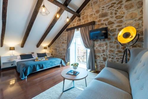 - un salon avec un canapé et une table dans l'établissement Scalini Palace, à Dubrovnik