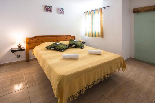 een slaapkamer met een groot bed met 2 kussens bij Ensuite Apartment A con Zona de Patio in Arrecife