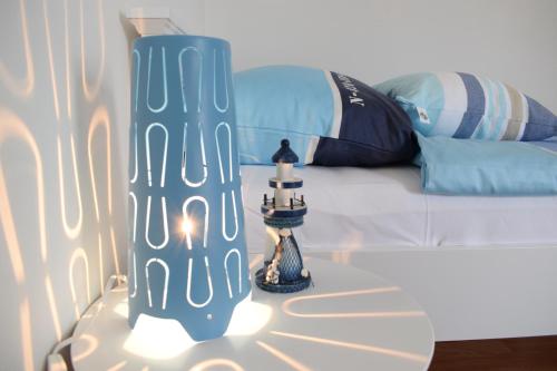 a table with a lamp next to a couch at Apartments Villa Ornamenta - 5min to beach - free parking in Kaštela
