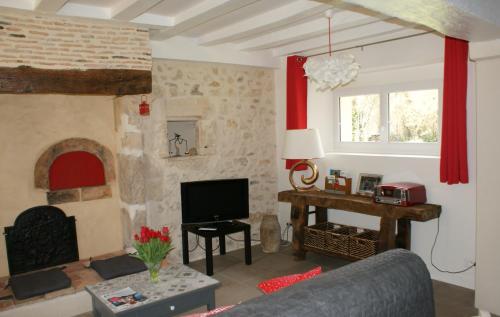 sala de estar con sofá y chimenea en La Chaine, en Saint-Jean-du-Bois