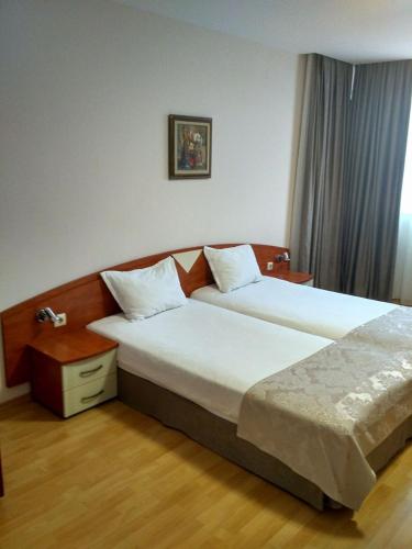 Llit o llits en una habitació de Philippopolis Hotel