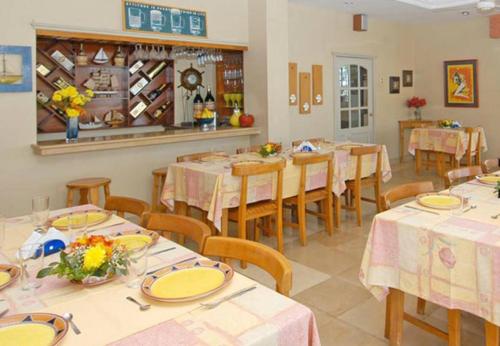 Hostal Solar Del Puerto في ماتشالا: غرفة طعام مع طاولات وكراسي في مطعم