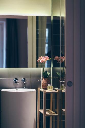 a bathroom with a sink and a mirror at T3 luxe hyper centre in Bordeaux