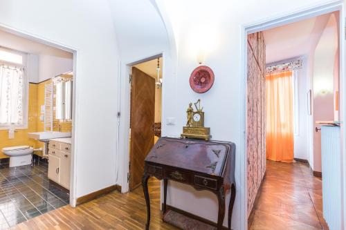 威尼斯的住宿－Venice Dose Guesthouse，墙上有桌子和时钟的浴室