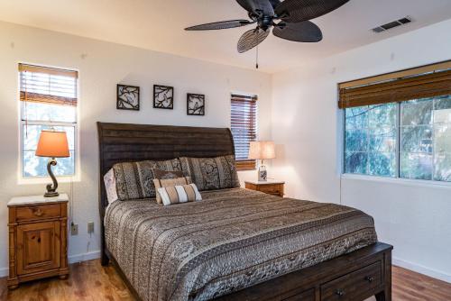 1 dormitorio con 1 cama y ventilador de techo en Spring Wonderland, en Yosemite West