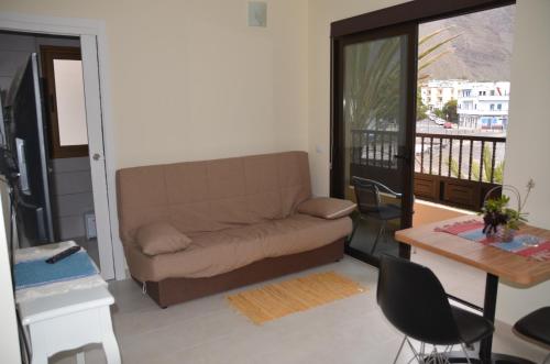 een woonkamer met een bank en een tafel bij Sol y Playa in La Playa Calera