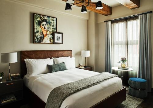 Ένα ή περισσότερα κρεβάτια σε δωμάτιο στο Hotel Figueroa, Unbound Collection by Hyatt