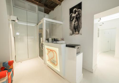 eine Küche mit weißen Wänden und einer Glaswand in der Unterkunft Chiaia 197 Deluxe Residence in Neapel