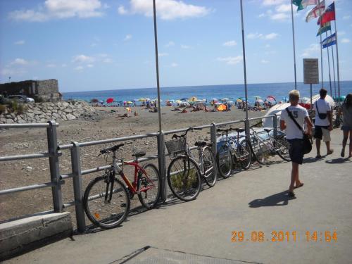 a group of bikes parked next to a beach at Come a casa in Deiva Marina