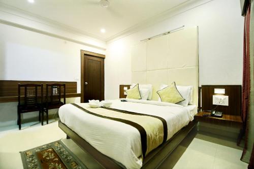 a bedroom with a large bed in a room at Hotel Sunflower Udaipur in Udaipur