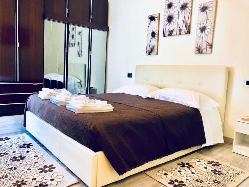 ein Schlafzimmer mit einem großen Bett mit Handtüchern darauf in der Unterkunft Ylli home Sanremo in Sanremo