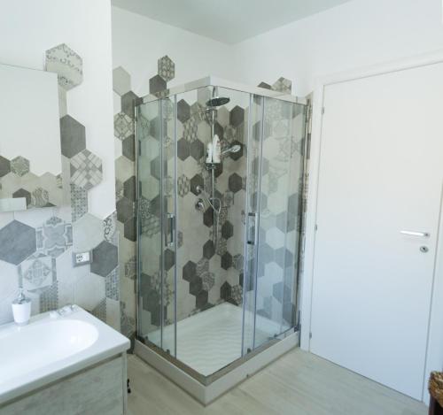 a shower with a glass door in a bathroom at b&b Aurora in Atina