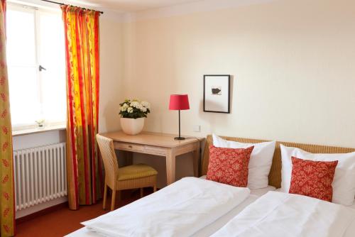 1 dormitorio con 2 camas y escritorio con mesa en Gasthof Blume, en Offenburg