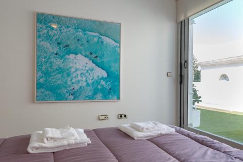 une chambre avec un lit et un tableau au mur dans l'établissement El Atico del MARQUES free parking by Cadiz4Rentals, à Cadix