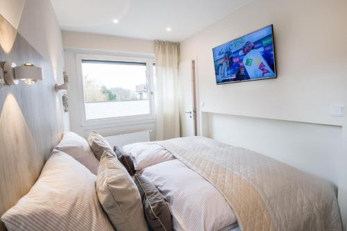 シャルボイツにある301 Seaside viewのベッドルーム1室(ベッド1台、壁掛けテレビ付)