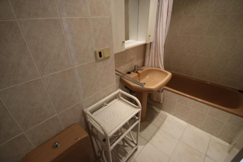 ミアミ・プラトーヤにあるApartamento Las Calasのバスルーム(洗面台、トイレ、シャワー付)