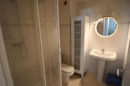 ミアミ・プラトーヤにあるApartamento Villa Jardinのバスルーム(洗面台、トイレ、鏡付)