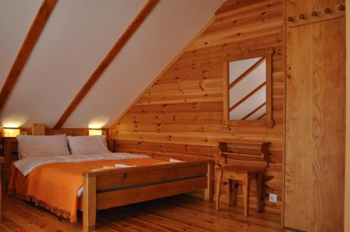 1 dormitorio con cama con banco y ventana en Dana apartmani, en Kolašin