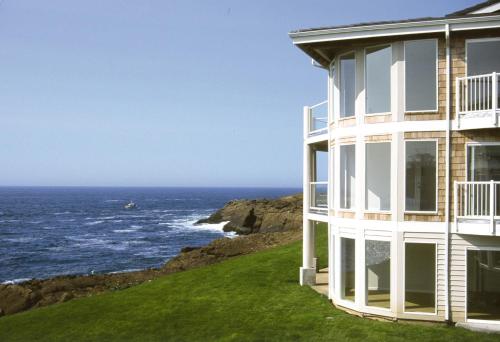 a house on a hill overlooking the ocean at WorldMark Depoe Bay in Depoe Bay
