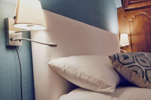 a room with a bed with a lamp and a pillow at La Bergerie de Lives in Namur