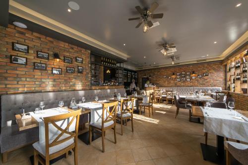 Reštaurácia alebo iné gastronomické zariadenie v ubytovaní Rooms The King's Pub