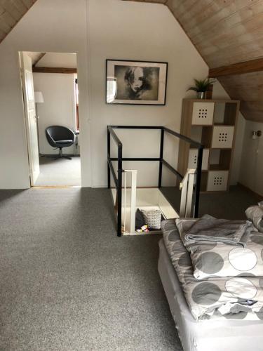 een slaapkamer met een stapelbed in een kamer bij Holiday House Billundvej 74 in Randbøl