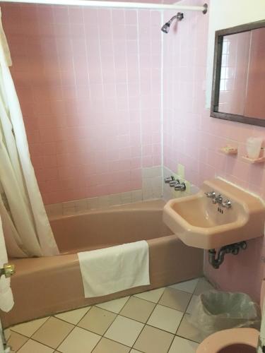 Kylpyhuone majoituspaikassa Village Motel