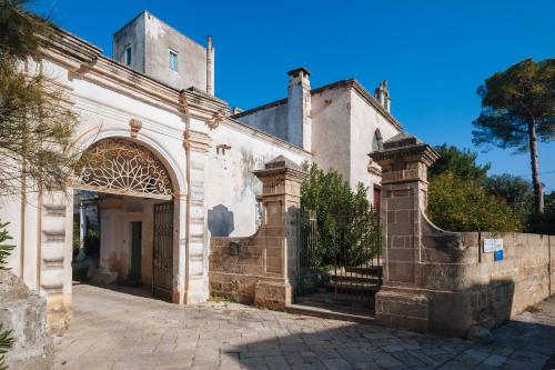 an entrance to a building with an archway at Agriturismo Francesca Stajano in Alezio