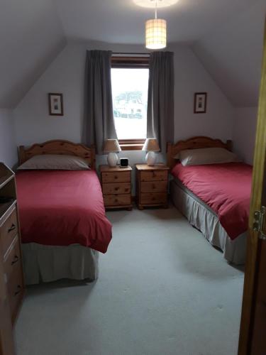 Tempat tidur dalam kamar di The Pally - behind 13 Palace Road, Kirkwall, Orkney - STL OR00122F