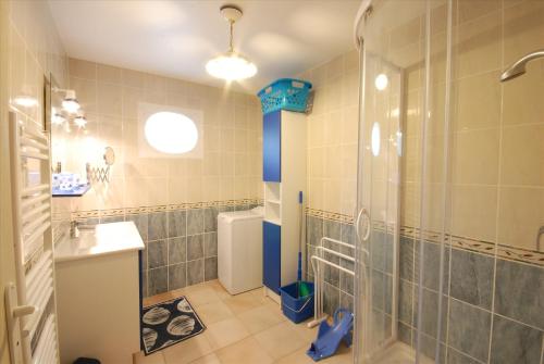 une salle de bain avec une douche, un lavabo et des toilettes dans l'établissement Le Figuier, au Bois-Plage-en-Ré