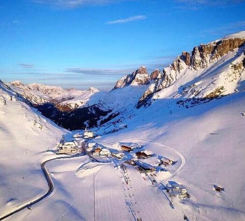 カナツェーイにあるホテル サヴォイアの雪上スキー場の空中ビュー