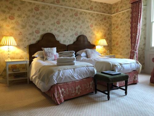 two beds in a hotel room with two beds sidx sidx sidx at Aylworth Manor in Naunton