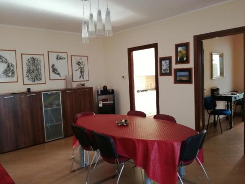 レッチェにあるLecce Barocca - La Casa di Robyのダイニングルーム(赤いテーブルと椅子付)