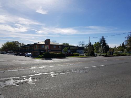an empty street in front of a building at Gridley Inn & RV Park in Gridley