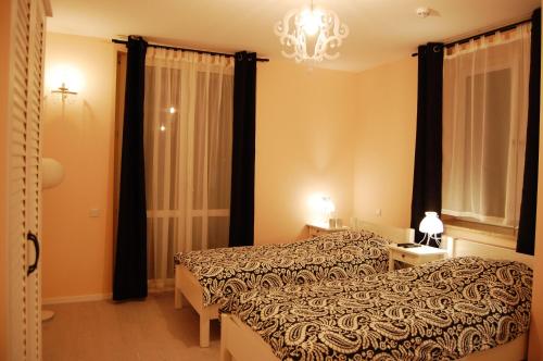 1 dormitorio con cama y lámpara de araña en Oranger Studio, en Kielce