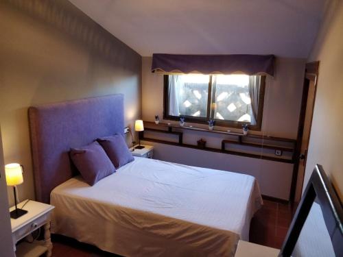 a small bedroom with a bed and a window at El Altillo in Ciudad-Rodrigo