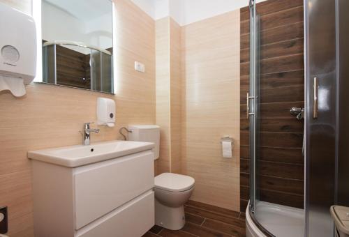 Ένα μπάνιο στο Apartments Paklenica