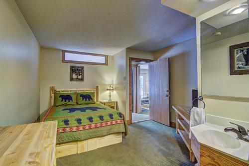 Ένα ή περισσότερα κρεβάτια σε δωμάτιο στο Eagle River Inn and Resort