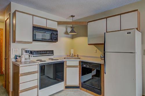 
A kitchen or kitchenette at Eagle River Inn and Resort
