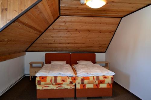 En eller flere senge i et værelse på Hotel & Restaurant Adolfovský Dvůr