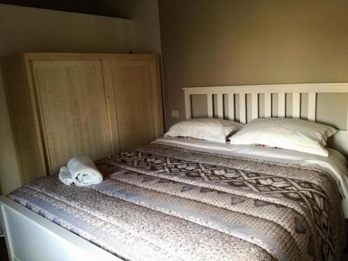 a bed with two pillows and towels on it at La Casetta della letizia in Colle